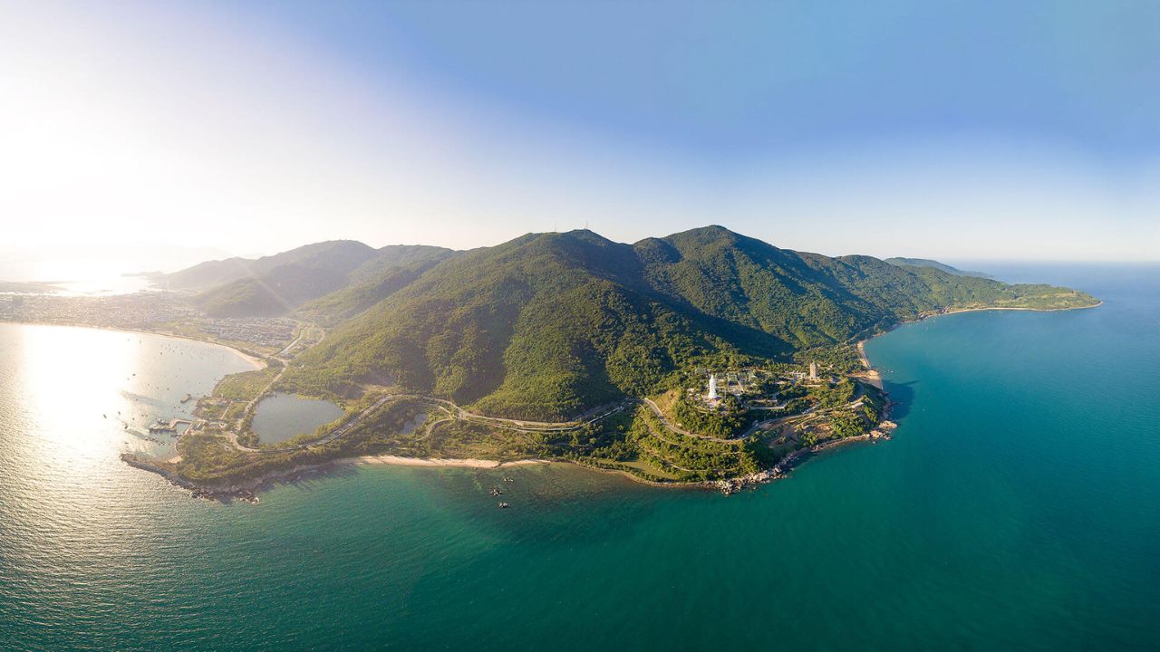 Việc thuê xe tự lái tại Sơn Trà giúp bạn tự do khám phá bán đảo và linh hoạt về thời gian